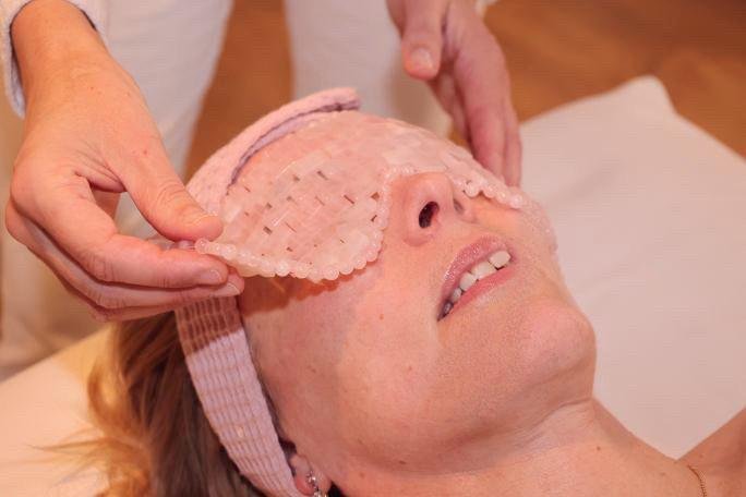 Jeune femme recevant un massage rajeunissant du contour de l'œil