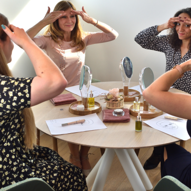 Cours de yoga du visage entre copines